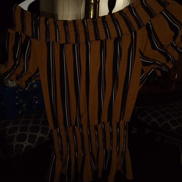 Beautiful cinched top - Picture 4 of 4